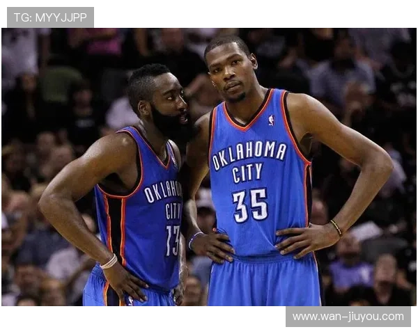 以英雄惜英雄威少赛后第一时间拥抱杜兰特亚当斯尽显兄弟情谊情深